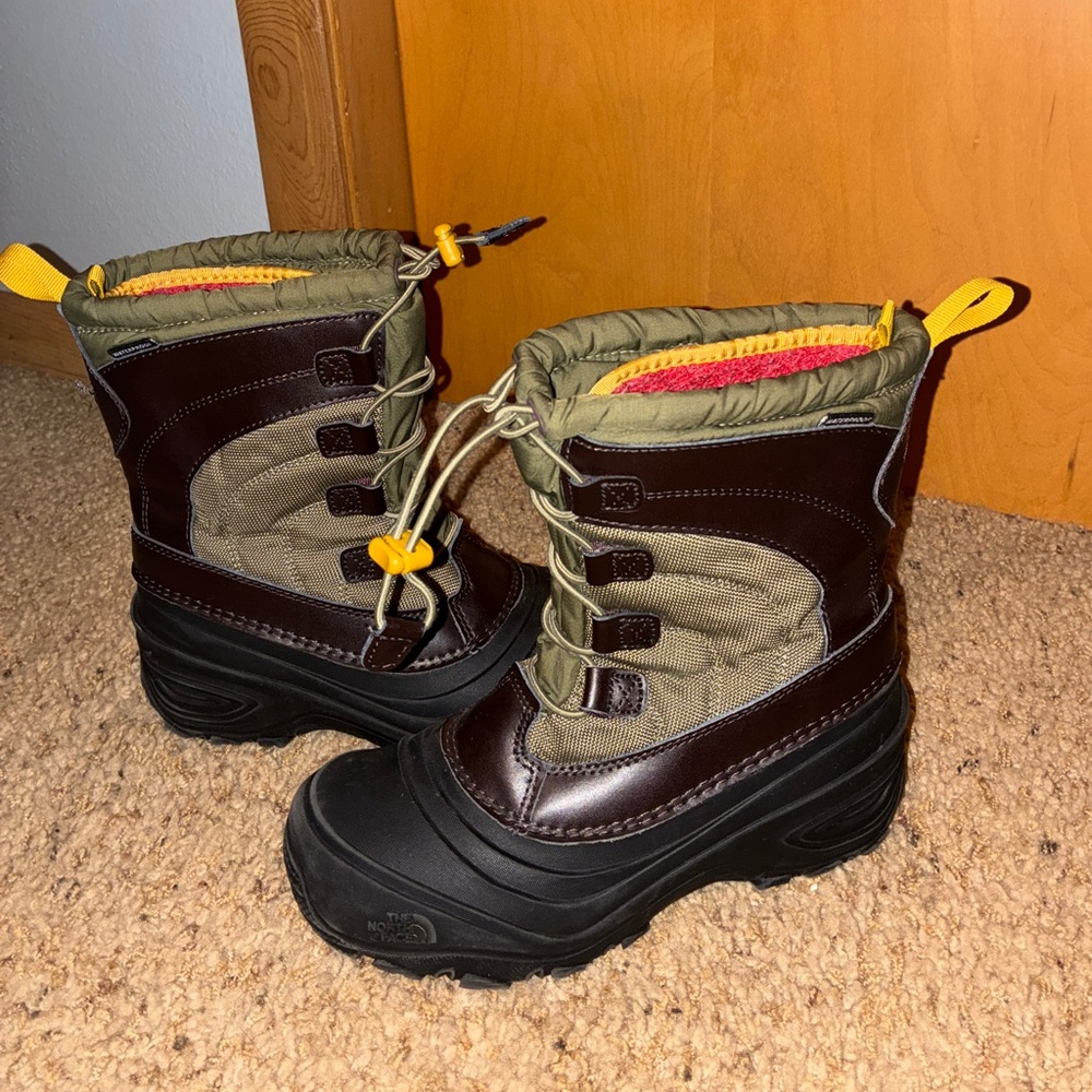 The North Face Alpenglow lV Boots - big kid size 4